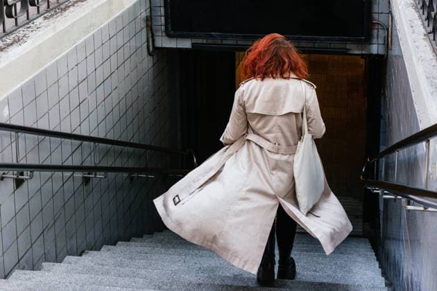IMAGO Creative: Corporate: Klimaschutz, Digitalisierung und Urbanisierung Back view of female walking downstairs in city while entering the city subway, Model released Copyright: xHarryxRendonx MR