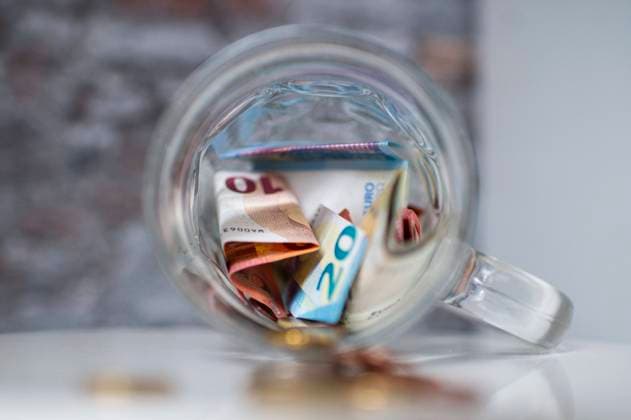 Feature Geld Geld in Form von Münzen und 10 zehn Euro, 20 Euro Scheinen liegt auf einer Ablagefläche. Foto: Wedel Kirchner-Media Nordrhein-Westfalen Deutschland *** Feature Money Money in the form of coins and 10 ten euro, 20 euro notes lies on a shelf Photo Wedel Kirchner Media North Rhine Westphalia Germany Copyright: xWedel Kirchner-Mediax