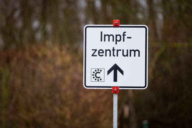 22.01.2021, Zeitgeschehen, Corona-Impfungen in Hessen, Corona-Impfzentrum Gießen, Roller-Möbelhaus Heuchelheim Symbolfoto. Straßenschild, Wegweiser zum Covid-19 Impfzentrum Heuchelheim Corona-Impfzentrum Hessen Deutschland