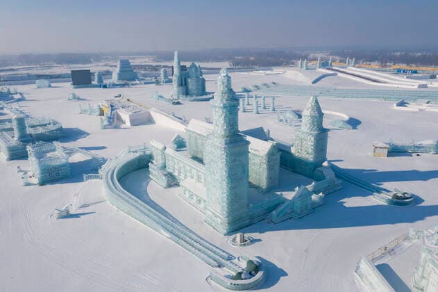 Bilder des Jahres 2021, News 01 Januar News Themen der Woche KW03 News Bilder des Tages (210122) -- HARBIN, Jan. 22, 2021 -- Aerial photo taken on Jan. 22, 2021 shows a view of the Harbin Ice-Snow World in Harbin, northeast China s Heilongjiang Province. Many scenic spots in Harbin have been temporarily shut down to curb the COVID-19 epidemic. ) CHINA-HEILONGJIANG-HARBIN-COVID-19-MEASURES (CN) XiexJianfei 
