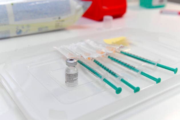 22.01.2021, Erste Impfungen im Unterallgäuer Corona-Impfzentrum in Bad Wörishofen, im ehemaligen Möbelhaus im Gewerbegebiet. Impfstoff von Pfizer-Biontech steht in der Kabine zur verimpfung an die Patienten bereit, in fertig aufgezogenen Einweg-Spritzen. Im Glas das Konzentrat, Firmenname Comirnaty (Konzentrat zur Herstellung einer Injektionsdispersion COVID-19-mRNA-Impfstoff) 22.01.2021, Betrieb im Impfzentrum Unterallgäu 22.01.2021, Betrieb im Impfzentrum Unterallgäu