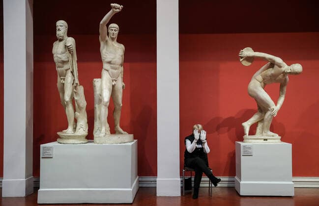 Bilder des Jahres 2021, Entertainment 01 Januar Entertainment Themen der Woche KW03 Entertainment Bilder des Tages News Bilder des Tages MOSCOW, RUSSIA - JANUARY 22, 2021: A museum attendant wearing gloves hides her face from the camera at the Pushkin State Museum of Fine Arts. Starting from 22 January 2021, Moscow-based state museums of the federal level are reopening for in-person visits with 50% pre-COVID-19 capacity after being closed for two months, as Moscowâ€™s authorities ease coronavirus restrictions. Sergei Savostyanov TASS  TS0F4D41