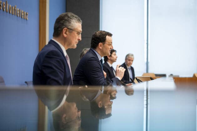 Bundespressekonferenz zum Thema: Die Corona-Lage im Lockdown. Jens Spahn, Bundesminister fuer Gesundheit, und Lothar H. Wieler, Praesident Robert Koch-Institut ( RKI ), (L). Berlin, 22.01.2021. Berlin Deutschland