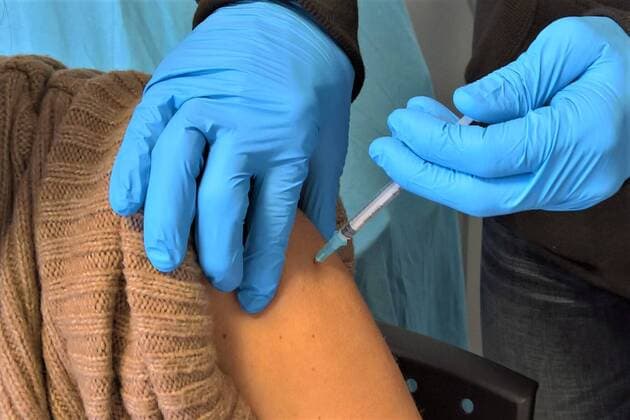 Corona Schutzimpfung. Gegen Covid-19 sind seit Januar 2020 mindestens 248 Impfstoffprojekte angelaufen: Die Weltgesundheitsorganisation WHO zaehlt derzeit 237. Aktuell sind Impfstoffe von BioNTech Pfizer, Fosun Pharma, Moderna, NIAID durch Berichte in den Medien bekannt. In Deutschland und den anderen EU-Staaten koennen nach aktuellem Stand lediglich zwei Corona-Impfstoffe verwendet werden. Foto: Frau bei der Impfung mittels Spritze in den Oberarm