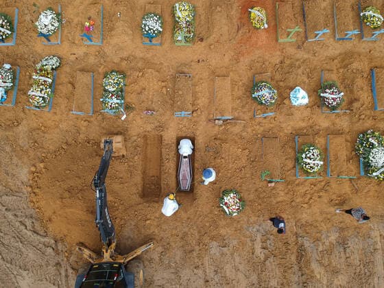 Bilder des Jahres 2021, News 01 Januar News Themen der Woche KW03 News Bilder des Tages MANAUS, AM - 22.01.2021: ENTERROS DE COVID EM MANAUS - Covid-19 burials in Manaus (AM), at Nossa Senhora Aparecida cemetery, this Friday morning (22). There were 67 deaths occurred last Thursday (01 20) and there are already 6,757 dead. x2022540x  SandroxPereira