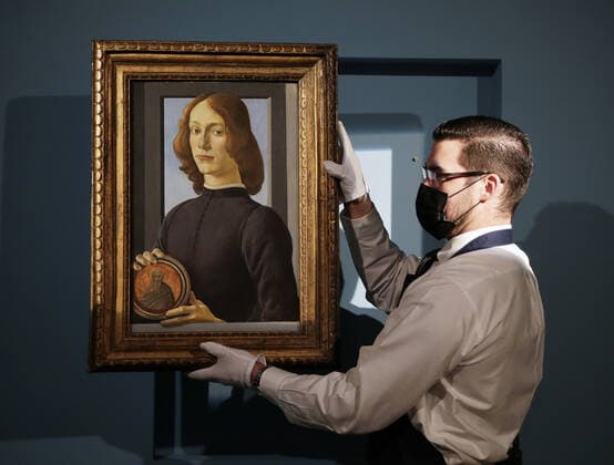 Bilder des Jahres 2021, Entertainment 01 Januar Entertainment Themen der Woche KW03 Entertainment Bilder des Tages A work of art by Sandro Botticelli called Young Man Holding a Roundel is held by a Sotheby s employee at a media preview for Sotheby s Masters Week, a series of seven auctions encompassing Old Master paintings, drawings and sculpture spanning more than half a millennium, at Sotheby s in New York City on Friday, January 22, 2021. Additional highlights include a rare biblical masterpiece by Rembrandt van Rijn depicting Abraham and the Angels (estimate $20 30 million), as well as a rare marble sculpture of Autumn by Gian Lorenzo and Pietro Bernini (estimate $8 12 million) from the collection of Hester Diamond.  NYP20210122134 JohnxAngelillo