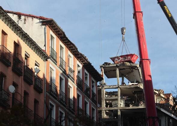 Bilder des Jahres 2021, News 01 Januar News Themen der Woche KW03 A crane during the dismantling of the damaged building at 98 Toledo Street, Madrid (Spain), on 22 January 2021. The Madrid City Council expects that the dismantling work on the building where an explosion was caused will take at least two weeks. Four people have died and more than a dozen have been injured in various ways, one of them seriously as a result of the strong gas explosion registered on 20 January at a priest s residence. 22 JANUARY 2021;CRANE;DISMANTLING;EXPLOSION;MADRID;TOLEDO Eduardo Parra LagenciaEP 01 22 2021 Madrid Madrid Spain Copyright: xEduardoxParrax 3529780
