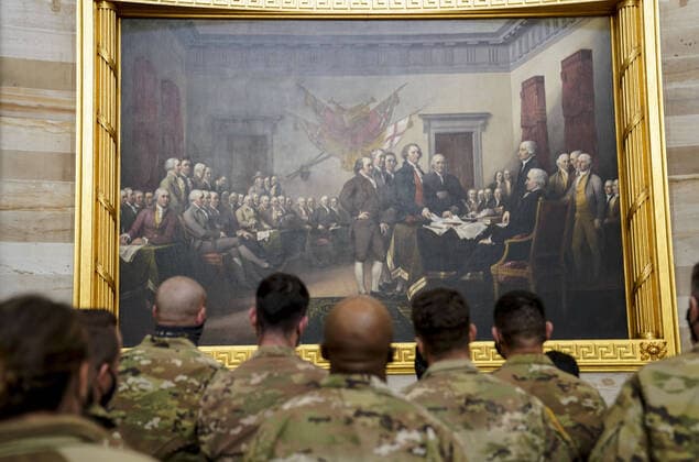 Bilder des Jahres 2021, News 01 Januar News Themen der Woche KW03 News Bilder des Tages Members of the United States National Guard are given a tour of the U.S. Capitol on Friday, January 22, 2021 in Washington, D.C. Members of the National Guard were banished to parking garages as rest areas, and are now permitted back on to the Capitol Complex after lawmakers expressed their disapproval.  WAP2021012292144 LeighxVogel