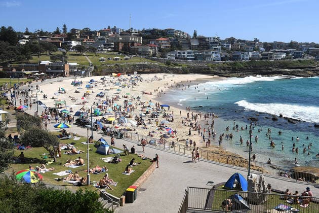 Bilder des Jahres 2021, News 01 Januar News Themen der Woche KW03 News Bilder des Tages HOT WEATHER SYDNEY, Beachgoers are seen at Bronte beach, in Sydney, Saturday, January 23, 2021. The mercury will pass the 40C mark across large swathes of NSW, Victoria and the ACT as southeast Australia cops a weekend heatwave. ( NO ARCHIVING, EDITORIAL USE ONLY, NO USE IN BOOKS WITHOUT CONSENT SYDNEY NSW AUSTRALIA  Copyright: xDANxHIMBRECHTSx 20210123001515499828