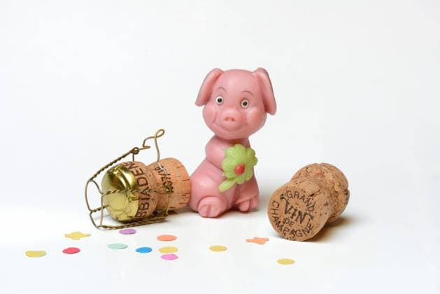  Marzipanschwein, Gluecksschwein aus Marzipan und Champagnerkorken, Neujahr, Neujahrswünsche *** marzipan pig, lucky pig made of marzipan and champagne corks, new year, new year wishes Copyright: imageBROKER/J.xPfeiffer iblpjr05188400.jpg