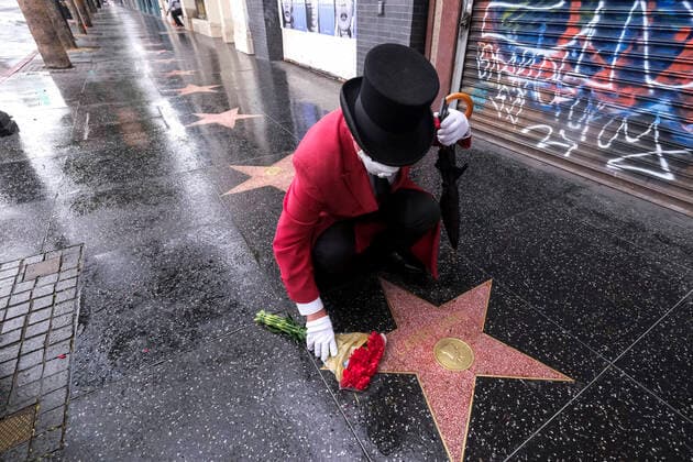 Bilder des Jahres 2021, Entertainment 01 Januar Entertainment Themen der Woche KW03 News Bilder des Tages January 23, 2021, Los Angeles, California, USA: Greg Donovan places flowers at the star of Larry King on the Hollywood Walk of Fame, Saturday, Jan. 23, 2021, in Los Angeles. Former CNN talk show host and broadcasting legend Larry King died this morning at Cedars-Sinai Medical Center in Los Angeles. He was 87. King was hospitalized in late December after contracting COVID-19 and spent time in the hospital s intensive care unit. But no cause of death was released. Los Angeles USA - ZUMAc68_ 20210123_zaf_c68_001 Copyright: xRingoxChiux