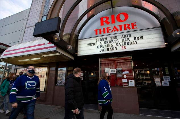 News Bilder des Tages January 23, 2021, Vancouver, BC, Canada: Canucks fans line up outside the Rio Theatre in Vancouver, Saturday, Jan. 23, 2021. The independent movie theatre, which has been closed due to provincial public health restrictions is now open as a sports bar. Vancouver Canada  - ZUMAc35_ 20210123_zaf_c35_055 Copyright: xMarissaxTielx