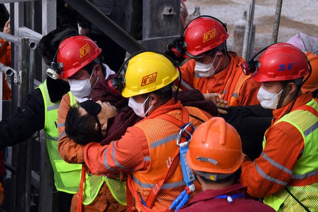 Bilder des Jahres 2021, News 01 Januar News Themen der Woche KW03 News Bilder des Tages (210124) -- QIXIA, Jan. 24, 2021 -- A trapped miner is lifted from a gold mine in Qixia City, east China s Shandong Province, on Jan. 24, 2021. Eleven miners were rescued on Sunday after being trapped underground for two weeks due to a blast in a gold mine in east China s Shandong Province. Twenty-two miners have been trapped about 600 meters underground since the mine blast on Jan. 10 in Qixia, under the city of Yantai, in Shandong Province. ) (SPOT NEWS)CHINA-SHANDONG-QIXIA-GOLD MINE-RESCUE (CN) ChenxHao 