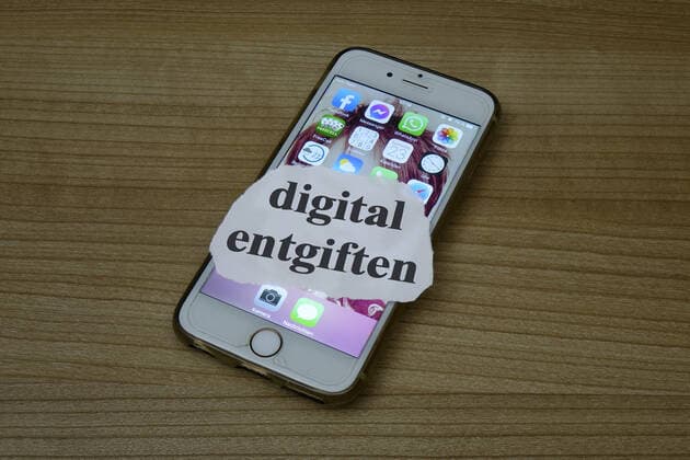 Handy und digital entgiften Handy und digital entgiften, 23.01.2021, Borkwalde, Brandenburg, Auf einem Handy liegt der Schriftzug digital entgiften. *** mobile phone and digital detox mobile phone and digital detox, 23 01 2021, Borkwalde, Brandenburg, on a mobile phone lies the writing digital detox