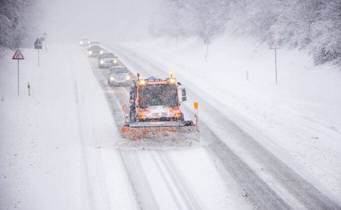 Bilder des Jahres 2021, News 01 Januar News Themen der Woche KW03 News Bilder des Tages Schneefälle im Taunus 24.01.2021, Bad Homburg (Hessen): Starke Schneefälle auf der B456 an der Saalburg im Taunus., Bad Homburg Deutschland *** Snowfall in the Taunus 24 01 2021, Bad Homburg Hesse Heavy snowfall on the B456 at the Saalburg in the Taunus , Bad Homburg Germany