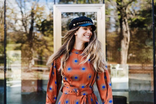 IMAGO Creative: Clickbait, Modetrends Creative Highlights Symbolbilder Fashionable woman with eyes closed moving hair against glass wall model released Symbolfoto EBBF02072