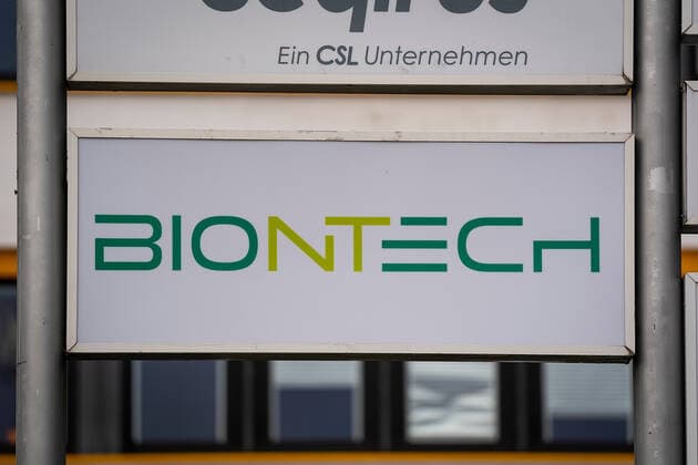 24.01.2021, xovx, Wirtschaft, Zeitgeschehen, Biontech produziert in Marburg den Corona-Impfstoff Symbolfoto Firmenlogo Biontech an einem Firmenwegweiser der Behringwerke in Marburg, Biontech hat die Erlaubnis für den Betrieb seines neuen Werks im mittelhessischen Marburg zur Herstellung des Corona-Impfstoffes erhalten. Die Firma siedelt auf dem Gelände der Behringwerke in Marburg an und wird dort den Impfstoff gegen Covid19 produzieren. Marburg Behring-Werke, Emil-von-Behring-Strasse Hessen Deutschland (DE)