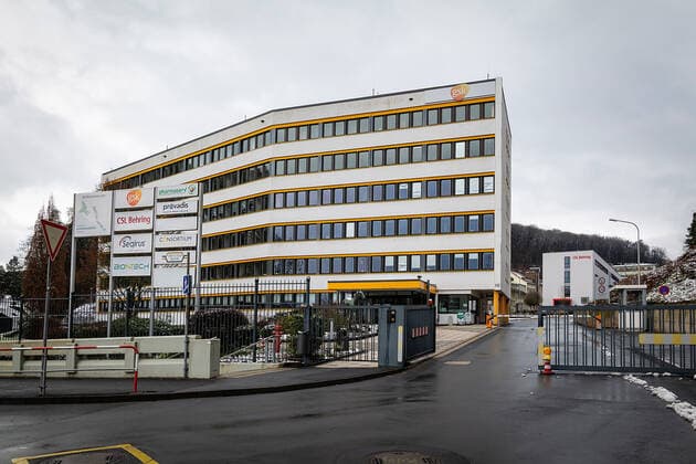 24.01.2021, xovx, Wirtschaft, Zeitgeschehen, Biontech produziert in Marburg den Corona-Impfstoff Biontech hat die Erlaubnis für den Betrieb seines neuen Werks im mittelhessischen Marburg zur Herstellung des Corona-Impfstoffes erhalten. Die Firma siedelt auf dem Gelände der Behringwerke in Marburg an und wird dort den Impfstoff gegen Covid19 produzieren. Hier die Einfahrt in die Behringwerke. Marburg Behring-Werke, Emil-von-Behring-Strasse Hessen Deutschland (DE)