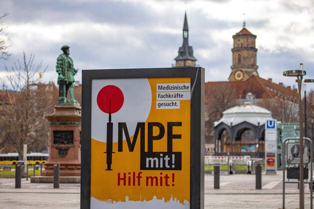 Stuttgart Themenbilder: Stuttgart in Zeiten der Corona-Pandemie, 24.01.2021, Themenbilder: Stuttgart in Zeiten der Corona-Pandemie, Plakat, Impf mit, Hilf mit!, Stuttgarter Koenigstrasse, 24.01.2021, Copyright: xEIBNER DROFITSCHx EP_ddh