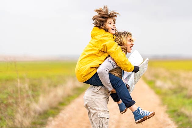 IMAGO Kreativ: Bruderschaft Young man piggybacking younger brother during hike model released Symbolfoto GGGF00627