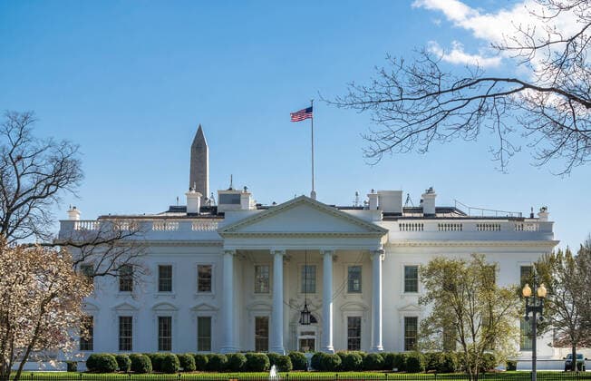 USA, Eindrücke aus Washington The White House in Washington DC The White House with the flag in the afternoon Washington USA *** Das Weiße Haus in Washington DC Das Weiße Haus mit der Flagge am Nachmittag Washington USA Copyright: xChristianxOffenbergx