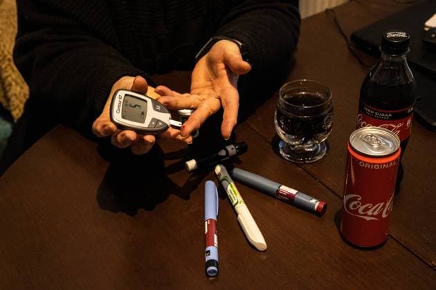 24.01.2021. Um den Blutzucker (BZ) zu messen, ist es notwendig, mit einer feinen Lanzette einen Tropfen Blut aus der Fingerspitze zu gewinnen. Anschließend wird der austretende Tropfen Blut auf einen Teststreifen aufgebracht. Dieser wird in ein Blutzuckermessgerät eingeführt und man wartet, bis das Gerät den Blutzuckerwert anzeigt. Nordrhein-Westfalen Deutschland *** 24 01 2021 To measure blood glucose BG, it is necessary to take a drop of blood from the fingertip using a fine lancet The drop of blood that emerges is then placed on a test strip This is inserted into a blood glucose meter and you wait until the meter displays the blood glucose value North Rhine-Westphalia Germany