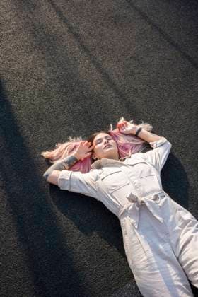 IMAGO Creative: Clickbait, Modetrends Hipster young woman with eyes closed lying down in sports court model released Symbolfoto VPIF03331