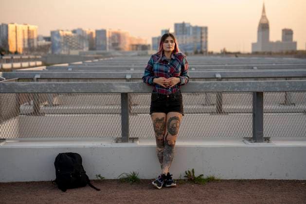 IMAGO Creative, Urban Lifestyle IMAGO Kreativ: Urbane Kultur - Sommer auf den Dächern Fashionable woman day dreaming while leaning on railing at rooftop during sunset model released Symbolfoto VPIF03383