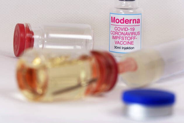 Symbolbild Coronaserum-Impfstoffdose mit Spritze Corona-Impfstoff *** Symbol image Coronaserum vaccine can with syringe Corona vaccine
