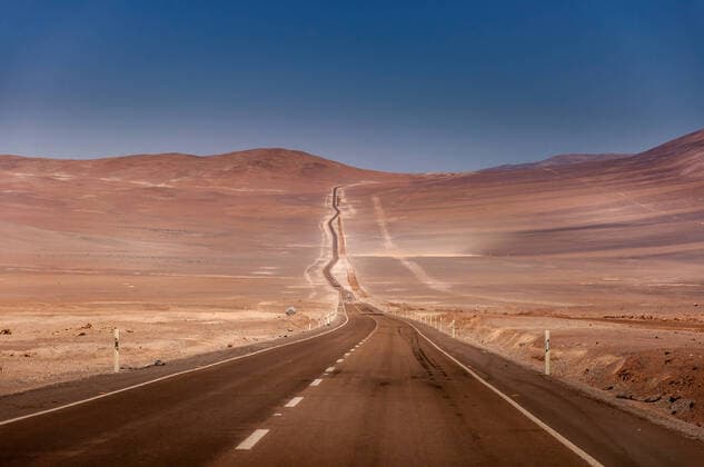 Road leading into the Atacama desert in Chile Long stretched road leading through a desert landscape Chile *** Straße, die in die Atacama-Wüste in Chile führt Langgestreckte Straße, die durch eine Wüstenlandschaft führt Chile Copyright: xChristianxOffenbergx
