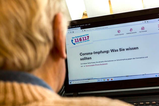 Ein Rentner versucht, einen Termin für eine Coronaimpfung in einem Impfzenztrum zu bekommen. Seit 25. Januar 2021 ist dies in NRW über die Rufnummer 116117 sowie über eine Homepage möglich. Viele Seniorinnen und Senioren probierten es aber vergeblich, da die Leitungen und Server überlastet waren. Vergabe von Impfterminen in NRW