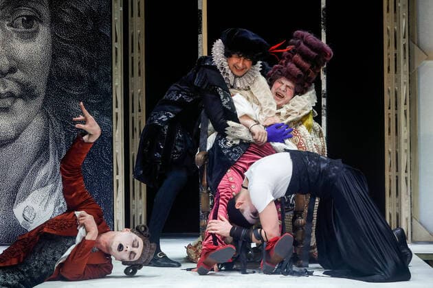 Bilder des Jahres 2021, Entertainment 01 Januar Entertainment Bilder des Tages MOSCOW, RUSSIA - JANUARY 25, 2021: Actors perform in a scene from the Moliere, Avec Amour production based on Russian writer Mikhail Bulgakov s book Half-Witted Jourdain (an adaptation of Moliere s play Le Bourgeois gentilhomme) and staged by Sergei Gazarov at Moscow s Oleg Tabakov Theatre. Alexander Shcherbak TASS  TS0F5222