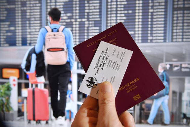 Themenbild Symbolfoto: Digitaler Impfpass,Impfbestaetigung, Plastikkarte,Scheckkarte. Mit einem faelschungssicheren Impfpass sollen die Buerger wieder zu mehr Freiheitsrechten in der Coronavirus Pandemie gelangen-so koennet z.B. das Reisen wieder fuer geimpfte Personen moeglich werden.