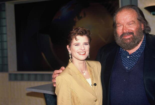 Der Schauspieler Bud Spencer posiert mit Moderatorin Kersten Kruse bei Punkt12 aufgenommen am 16.03.1995 *** The actor Bud Spencer poses with presenter Kersten Kruse at Punkt12 recorded on 16 03 1995