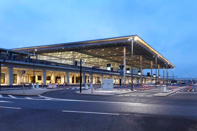 Flughafen BER Schoenefeld, DEU, 25.01.2021 - Leere Terminals, kaum Starts und Landungen. Die Corona-Pandemie hat den Betrieb am BER nahezu zum Erliegen gebracht. Die Flughafengesellschaft steht vor grossen finanziellen Problemen. Schoenefeld Brandenburg Deutschland *** BER Airport Schoenefeld, DEU, 25 01 2021 Empty terminals, hardly any take-offs and landings The Corona pandemic has brought operations at BER to a virtual standstill The airport company is facing major financial problems Schoenefeld Brandenburg Germany