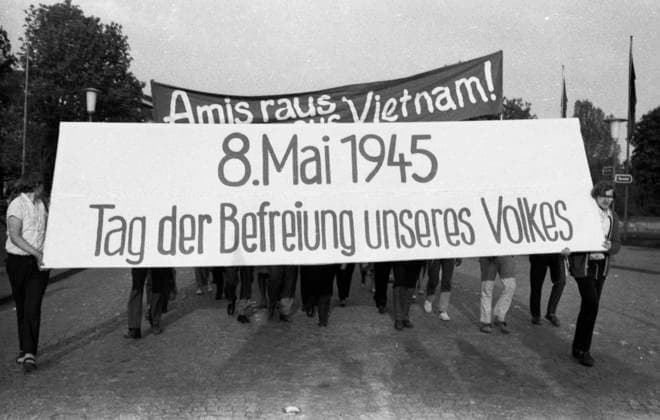 Linke und Friedensbewegung Tag der Befreiung 8.Mai 1966 DEU, Deutschland, Duesseldorf: Linke und Friedensbewegung begingen den 8.Mai 1966 in Duesseldorf mit einer Demonstration als Tag der Befreiung . DEU, Germany, Duesseldorf: Leftists and the peace movement celebrated May 8, 1966 in Duesseldorf with a demonstration as Liberation Day . NRW