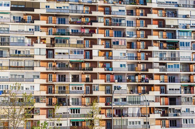 The facade of an apartment building in Madrid Huge apartment building in Madrid, Spain *** Die Fassade eines Apartmenthauses in Madrid Riesiges Apartmenthaus in Madrid, Spanien Copyright: xx