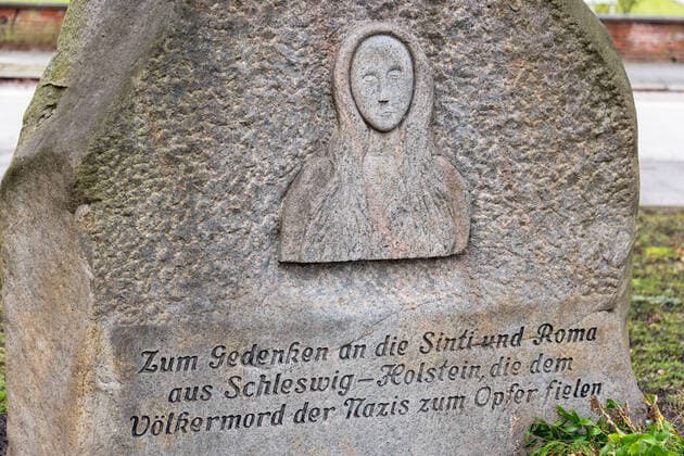 Am 27. Januar ist der Tag des Gedenkens an die Opfer des Nationalismus. Der Tag bezieht sich auf die Befreiung des Vernichtungslagers Auschwitz am 27. Januar 1945 und wurde 2005 zum internationalen Tag des Gedenkens erklärt. Auch die Stolpersteine des Künstlers Gunter Demnig, verlegt im Gehweg vor den ehemaligen Wohnhäusern der Opfer, erinnern europaweit an die Verfolgung und Ermordung. *** 27 January is the day of remembrance of the victims of nationalism The day refers to the liberation of the Auschwitz extermination camp on 27 January 1945 and was declared an international day of remembrance in 2005 The Stolpersteine (stumbling stones) by the artist Gunter Demnig, laid in the pavement in front of the former homes of the victims, a