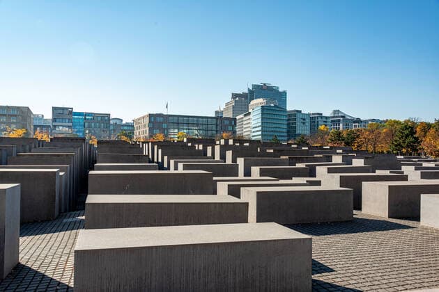 Am 27. Januar ist der Tag des Gedenkens an die Opfer des Nationalismus. Der Tag bezieht sich auf die Befreiung des Vernichtungslagers Auschwitz am 27. Januar 1945 und wurde 2005 zum internationalen Tag des Gedenkens erklärt. Auch die Stolpersteine des Künstlers Gunter Demnig, verlegt im Gehweg vor den ehemaligen Wohnhäusern der Opfer, erinnern europaweit an die Verfolgung und Ermordung. *** 27 January is the day of remembrance of the victims of nationalism The day refers to the liberation of the Auschwitz extermination camp on 27 January 1945 and was declared an international day of remembrance in 2005 The Stolpersteine (stumbling stones) by the artist Gunter Demnig, laid in the pavement in front of the former homes of the victims, a