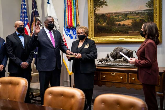 Bilder des Jahres 2021, News 01 Januar News Themen der Woche KW04 News Bilder des Tages January 25, 2021, Washington, District of Columbia, USA: United States Vice President Kamala Harris takes part in a ceremonially swearing-in for Lloyd J. Austin III as Secretary of Defense, in the Roosevelt Room of the White House in Washington, DC on Monday, January 25, 2021 Washington USA - ZUMAs152 20210125_zaa_s152_008 Copyright: xDougxMillsx
