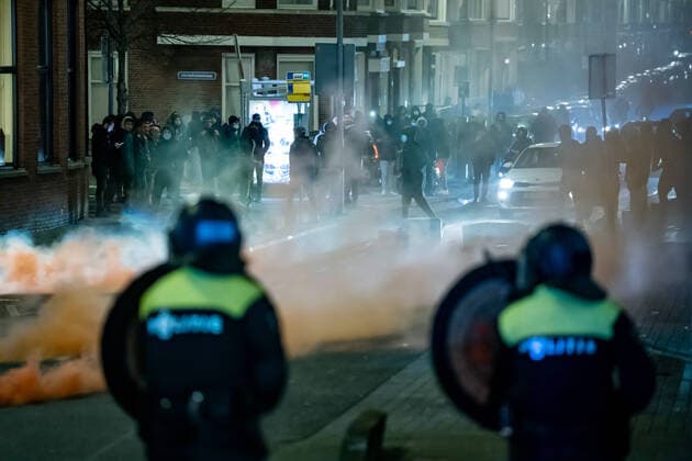 Bilder des Jahres 2021, News 01 Januar News Themen der Woche KW04 News Bilder des Tages On Beijerlandselaan in South Rotterdam, The Netherlands, a group of about fifty young people has sought confrontation with the police due to the introduction of a curfew as a corona measure, January 25, 2021. The group stands and pelts the police present with stones and fireworks. ANP MEDIATV KILLIAN LINDENBURG *** On Beijerlandselaan in South Rotterdam, The Netherlands, a group of about fifty young people has sought confrontation with the police due to the introduction of a curfew as a corona measure, January 25, 2021 The group stands and pelts the police present with stones and fireworks ANP MEDIATV KILLIAN LINDENBURG  Copyright: xHollandsexHoogtex xxANPx x427562014x