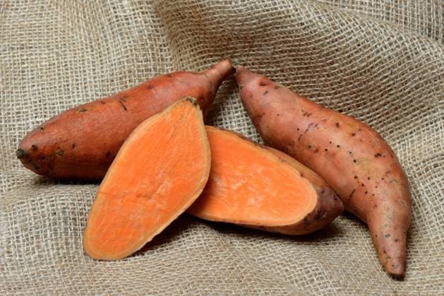  Süßkartoffeln (Ipomoea batatas), aufgeschnitten, halbiert *** Sweet potatoes Ipomoea batatas , sliced, halved Copyright: imageBROKER/J.xPfeiffer iblpjr05186922.jpg