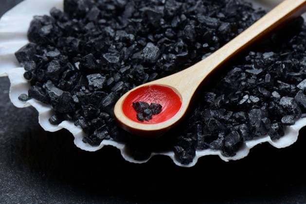  Schwarzes Hawaii-Salz in Muschelschale mit Löffelchen, Meersalz mit Aktivkohle *** Black Hawaii salt in clam shell with spoon, sea salt with activated charcoal Copyright: imageBROKER/J.xPfeiffer iblpjr05187168.jpg