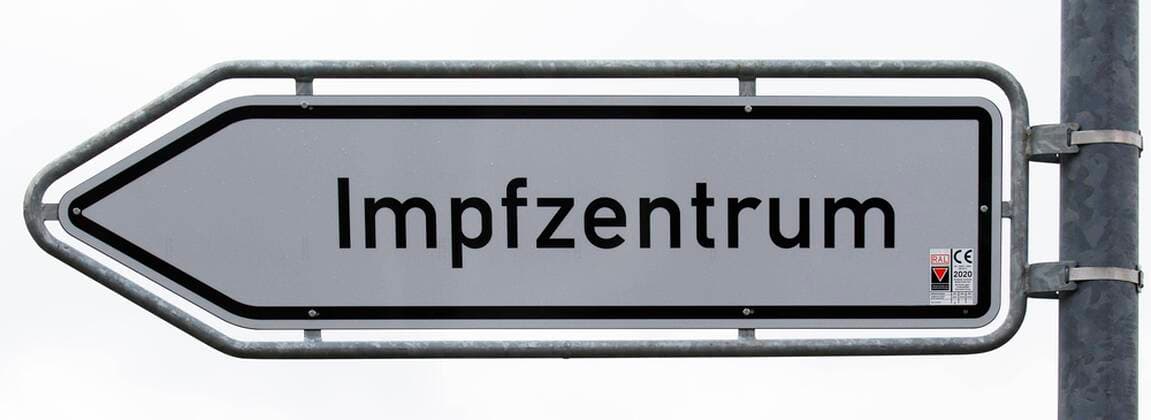 Hinweisschild Impfzentrum, Verkehrsschild, Schleswig-Holstein, Deutschland, Europa Copyright: imageBROKER/JustusxdexCuveland ibxuve06683455.jpg