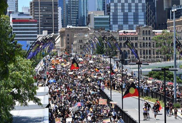 Bilder des Jahres 2021, News 01 Januar News Themen der Woche KW04 News Bilder des Tages INVASION DAY RALLY BRISBANE, Protestors are seen during an Invasion Day rally in Brisbane, Tuesday, January 26, 2021. Australia Day 2021 has been marked by debates about changing the date or abolishing the holiday, Australia Day honours, and whether rallies should go ahead.( NO ARCHIVING, EDITORIAL USE ONLY, NO USE IN BOOKS WITHOUT CONSENT BRISBANE QLD AUSTRALIA  Copyright: xDARRENxENGLANDx 20210126001516185588