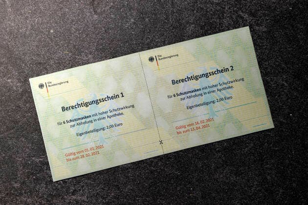 Die Bundesdruckerei hat fälschungssichere Berechtigungsscheine für FFP2-Masken an die deutschen Krankenkassen verschickt. Wenn die Versicherten diese Gutscheine bekommen haben, können sie sich damit FFP2-Masken oder andere gleichwertige Masken in der Apotheke holen. (Themenbild, Symbolbild)