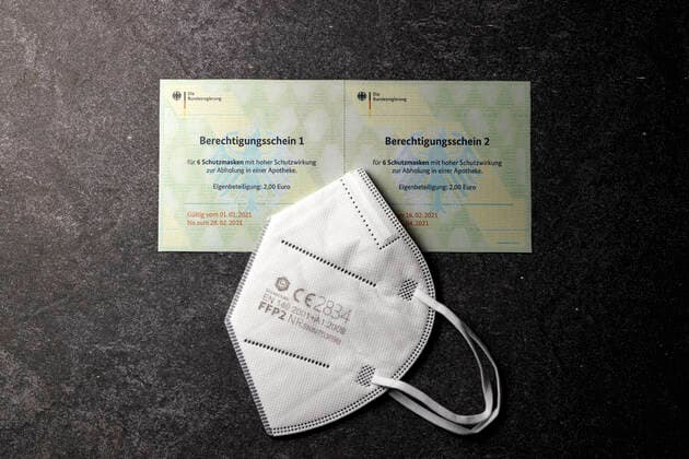 Die Bundesdruckerei hat fälschungssichere Berechtigungsscheine für FFP2-Masken an die deutschen Krankenkassen verschickt. Wenn die Versicherten diese Gutscheine bekommen haben, können sie sich damit FFP2-Masken oder andere gleichwertige Masken in der Apotheke holen. (Themenbild, Symbolbild)