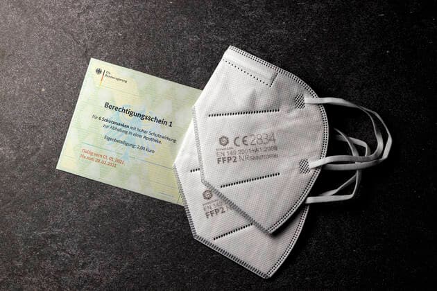 Die Bundesdruckerei hat fälschungssichere Berechtigungsscheine für FFP2-Masken an die deutschen Krankenkassen verschickt. Wenn die Versicherten diese Gutscheine bekommen haben, können sie sich damit FFP2-Masken oder andere gleichwertige Masken in der Apotheke holen. (Themenbild, Symbolbild)