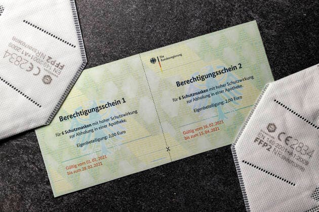 Die Bundesdruckerei hat fälschungssichere Berechtigungsscheine für FFP2-Masken an die deutschen Krankenkassen verschickt. Wenn die Versicherten diese Gutscheine bekommen haben, können sie sich damit FFP2-Masken oder andere gleichwertige Masken in der Apotheke holen. (Themenbild, Symbolbild)