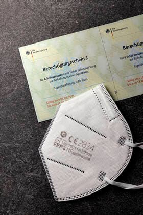 Die Bundesdruckerei hat fälschungssichere Berechtigungsscheine für FFP2-Masken an die deutschen Krankenkassen verschickt. Wenn die Versicherten diese Gutscheine bekommen haben, können sie sich damit FFP2-Masken oder andere gleichwertige Masken in der Apotheke holen. (Themenbild, Symbolbild)